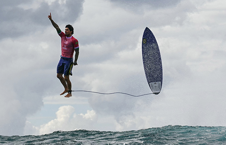 Surfeur brésilien Gabriel Medina réagit après avoir pris une vague lors du 3e tour masculin de surf aux Jeux Olympiques de Paris 2024, à Tahiti, le 29 juillet 2024. © Jerome Brouillet / AFP